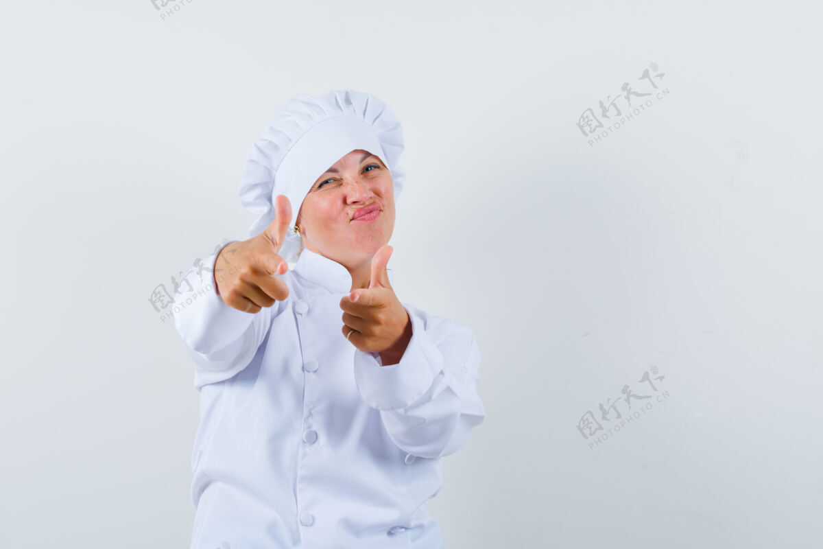 厨师身着白色制服的女厨师指着前面 看上去很自信卷发眼睛肖像