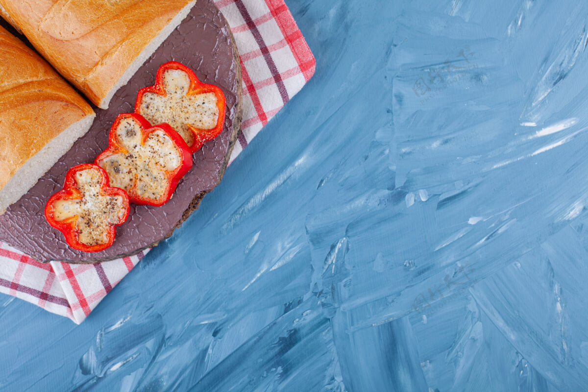 糕点新鲜的白面包片放在木片和胡椒片上桌布食物面包