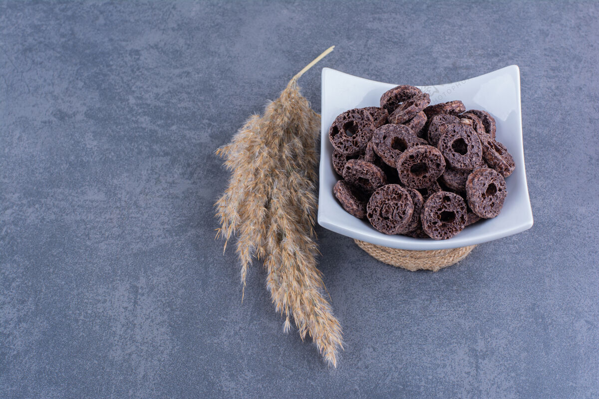 蛋白质健康早餐 巧克力玉米圈放在石头盘子里玉米小环碗