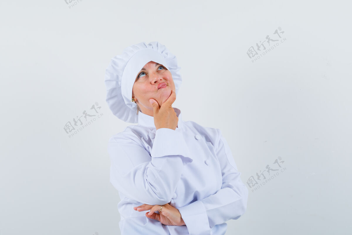 卷发穿着白色制服的女厨师托着下巴 看上去很体贴乐趣时尚时尚