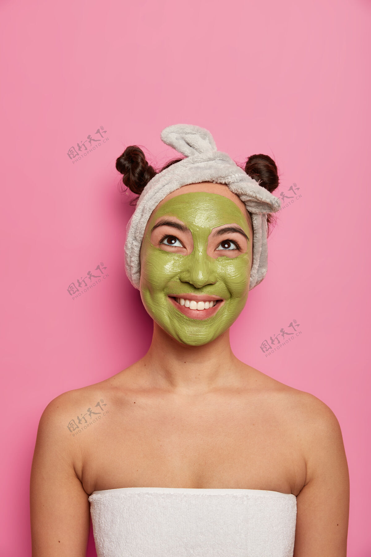 头年轻女子洗澡后戴自然面膜治疗皮肤保湿牙齿光滑