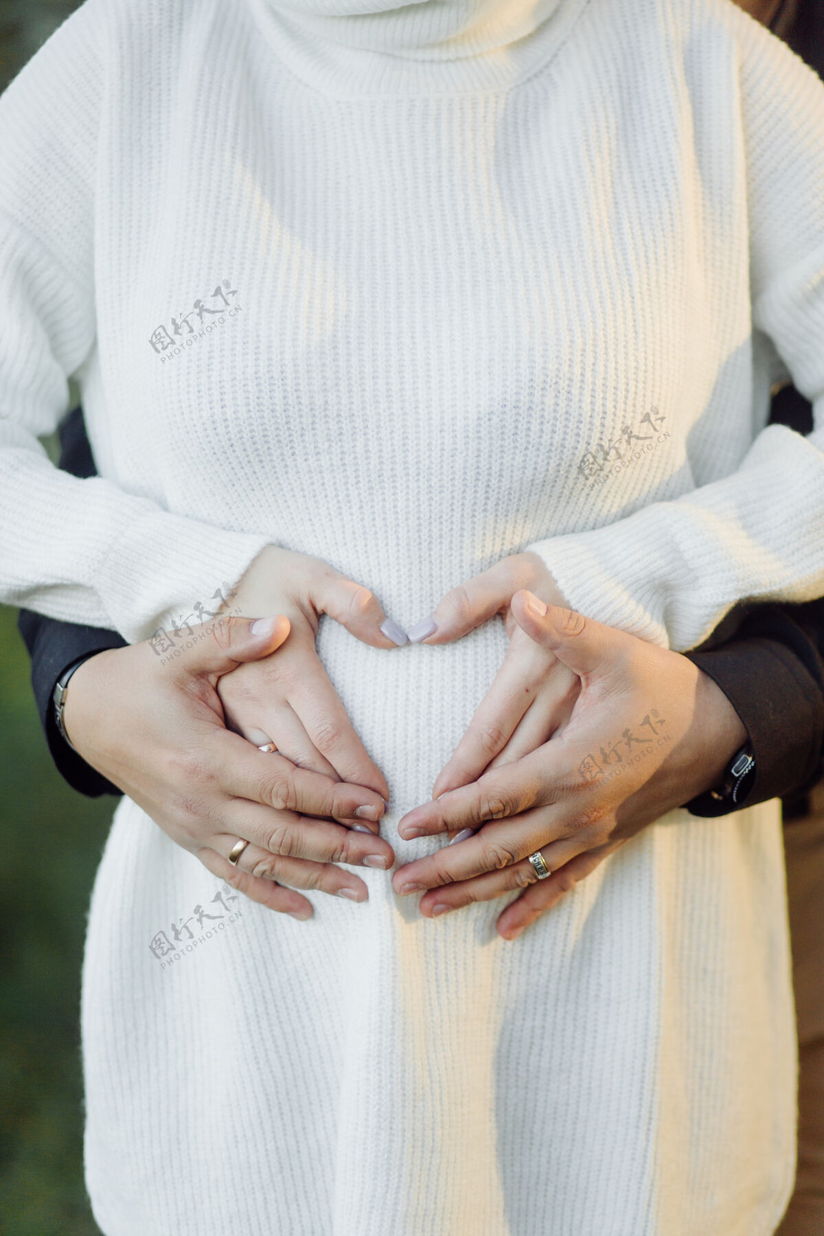 母亲快乐的年轻夫妇怀上了孩子产妇白天关系