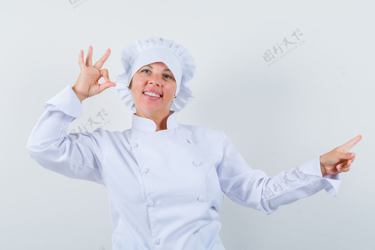 手势女厨师指着旁边 穿着白色制服 摆出一副很好的姿势 看上去很自信女性Ok表情