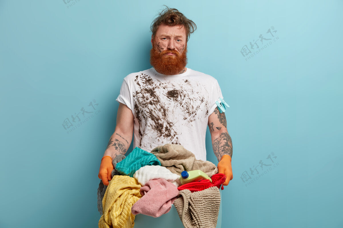 洗衣服胡子男人拿着洗衣篮 忙得不可开交堆清洁胡须