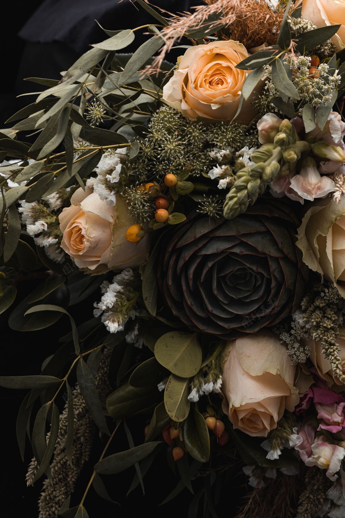 新鲜垂直特写镜头的豪华花束的橙色和棕色的玫瑰在黑色叶开花植物