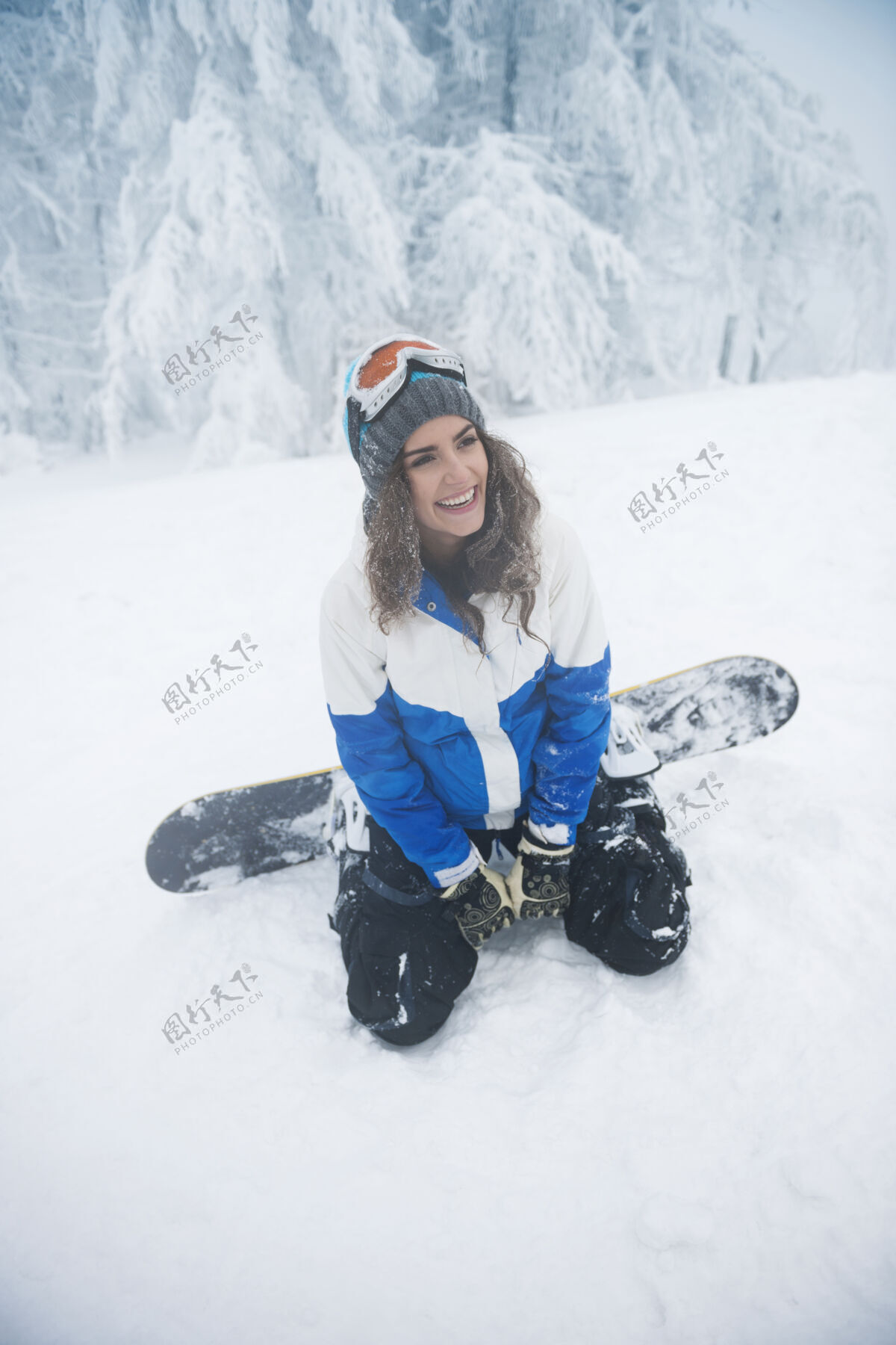 极限运动年轻的女人在冬天有时间有趣休息季节