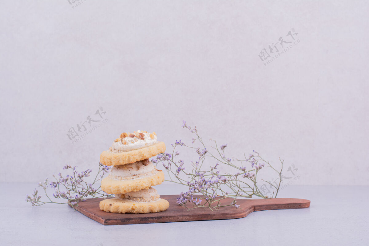 饼干在木盘上放上奶油脆饼干风味香草饼干