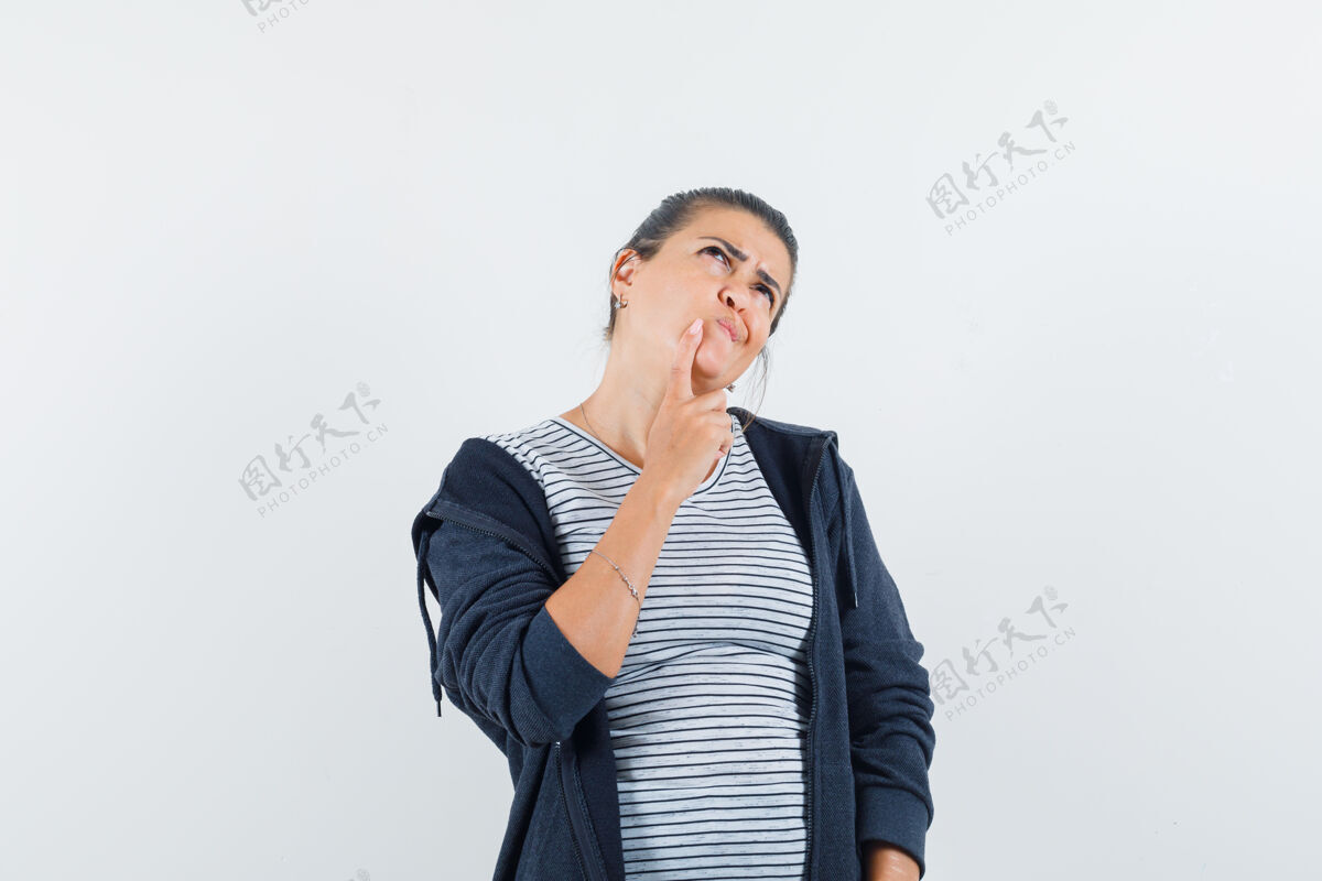 皮肤黑发女人把手指放在衬衫里的下巴上女性衬衫完美
