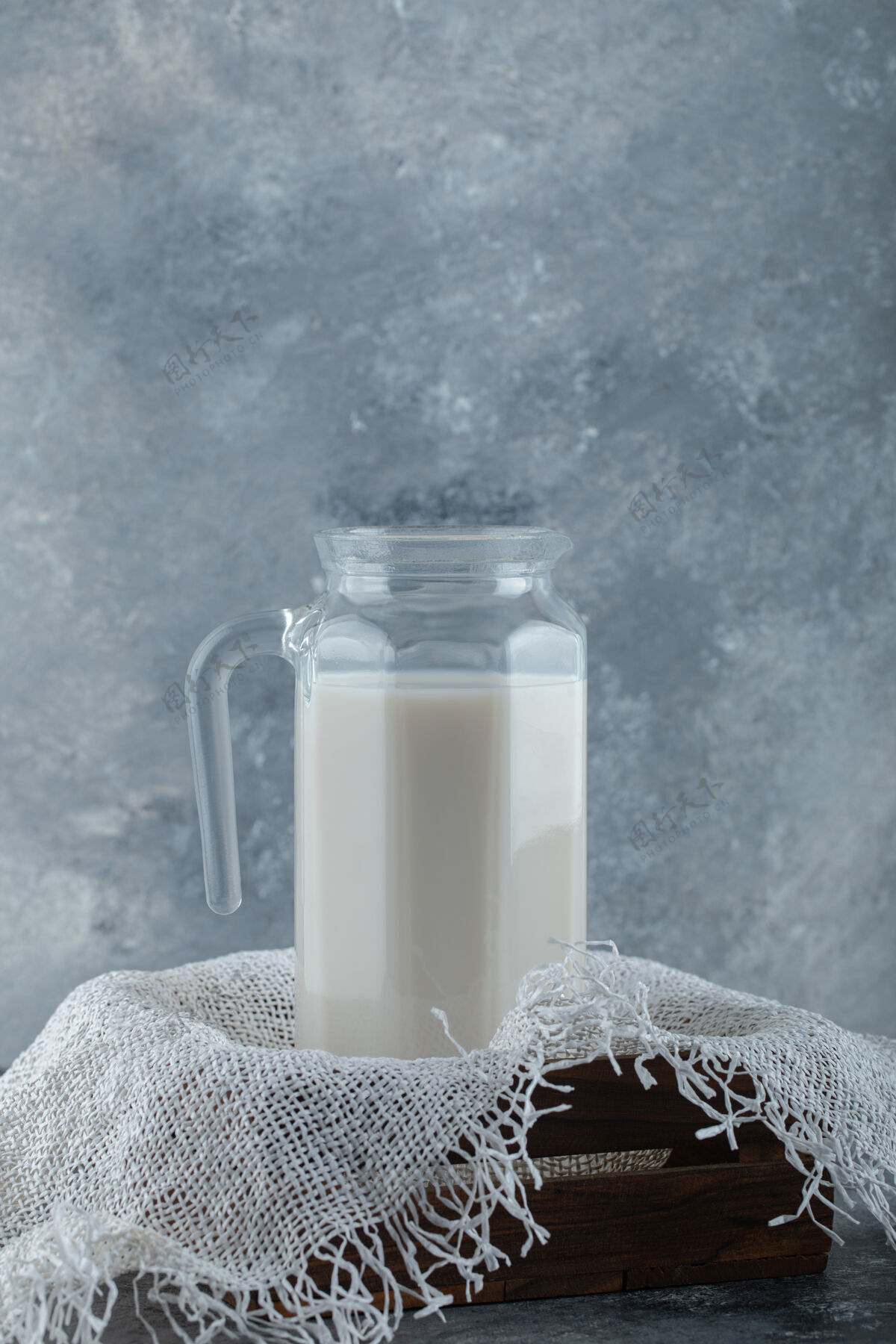 玻璃装在木箱里的牛奶玻璃罐 里面有粗麻布木材天然饮料