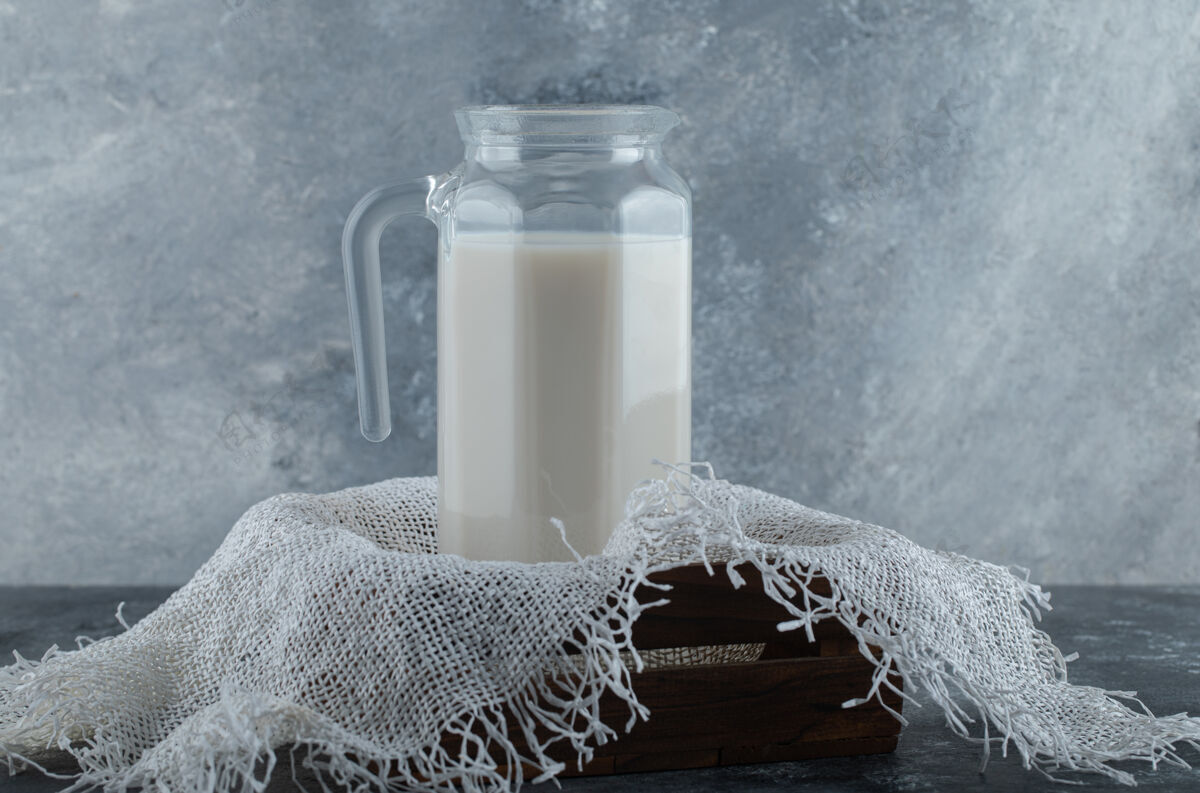 产品装在木箱里的牛奶玻璃罐 里面有粗麻布牛奶健康玻璃