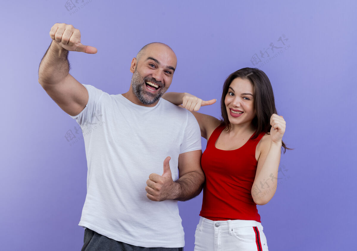 情侣快乐的成年夫妇看着竖起大拇指男人女人紫色