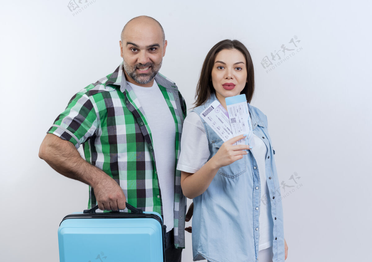 度假自信的成年旅行者夫妇 男人拿着手提箱 女人拿着旅行票都在看成人旅行两者