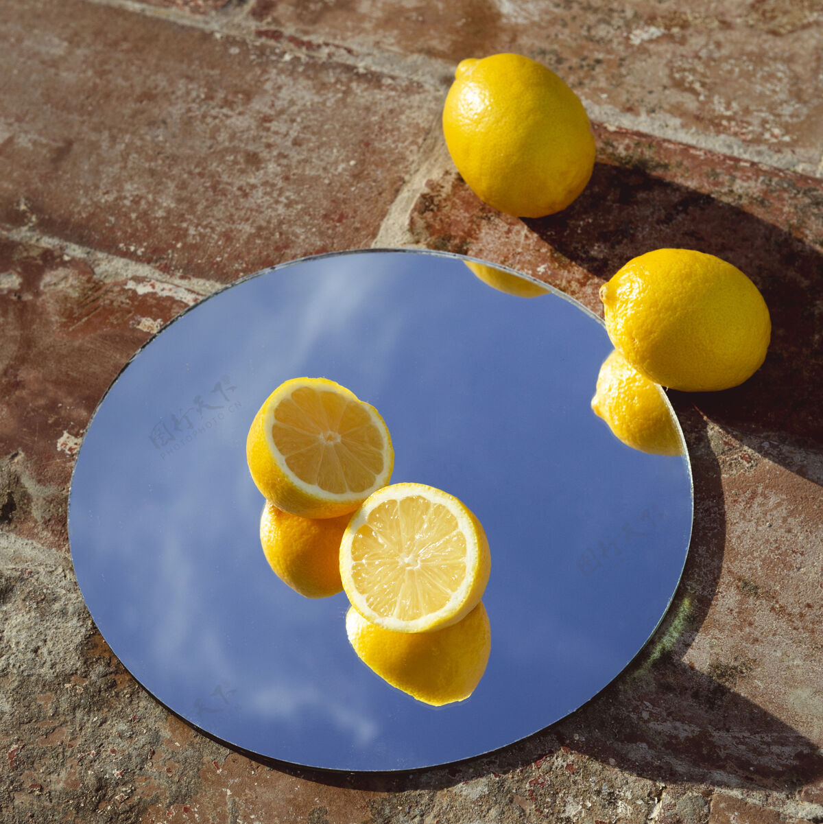 有机用新鲜柠檬做镜子柠檬镜面柑橘