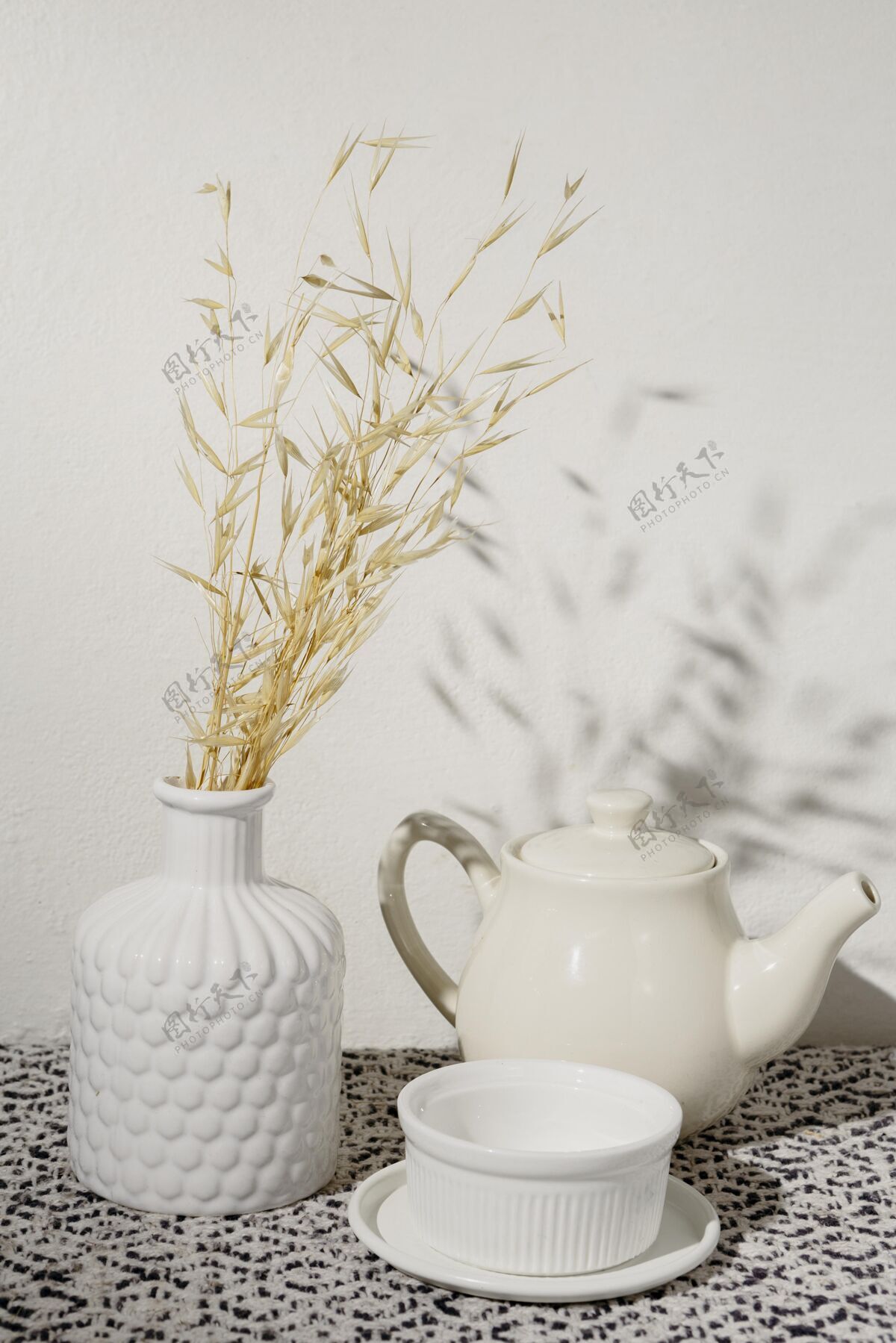 影子花瓶里放着干小麦和一杯咖啡花瓶小麦咖啡