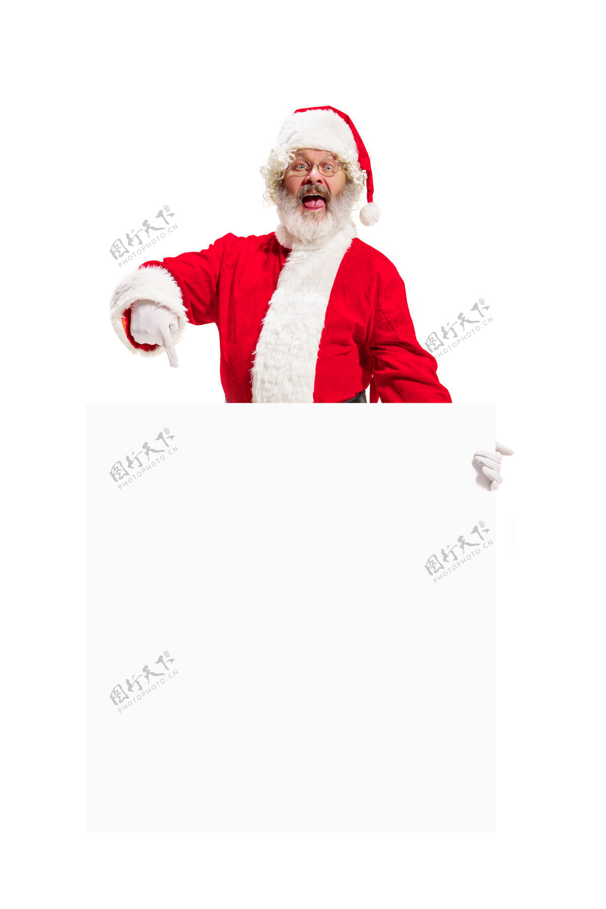 空惊喜的圣诞老人指着空白广告圣诞节主题圣诞节