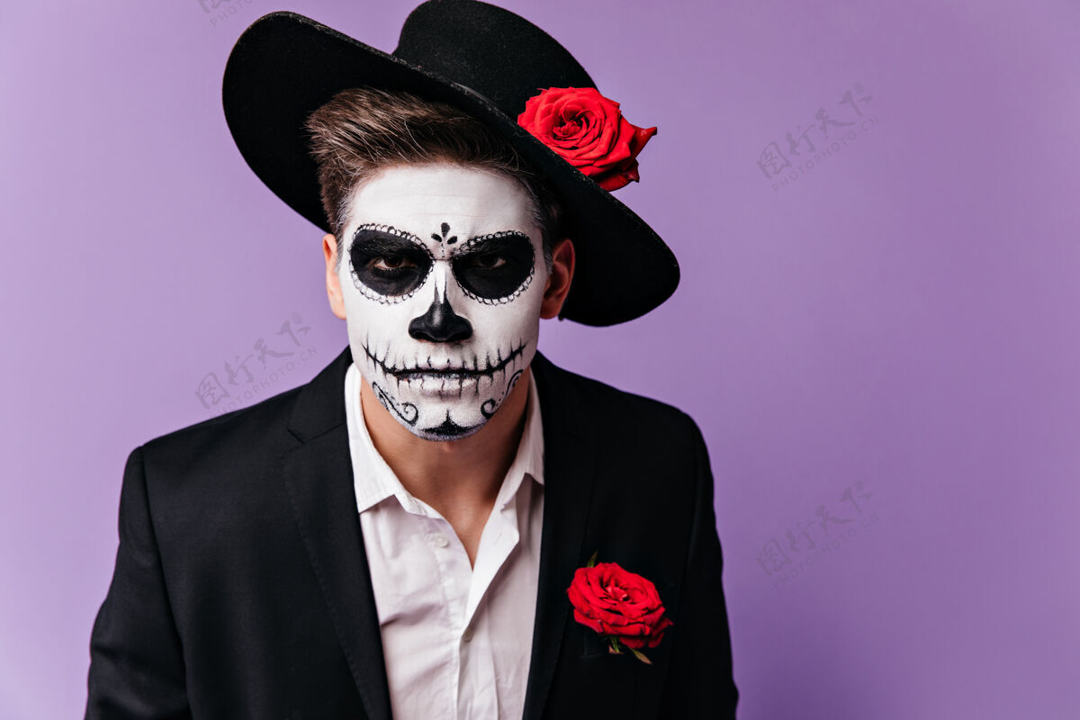 幽灵一个戴着可怕的墨西哥式面具的男人严肃地看着镜头经典套装男人嘉年华