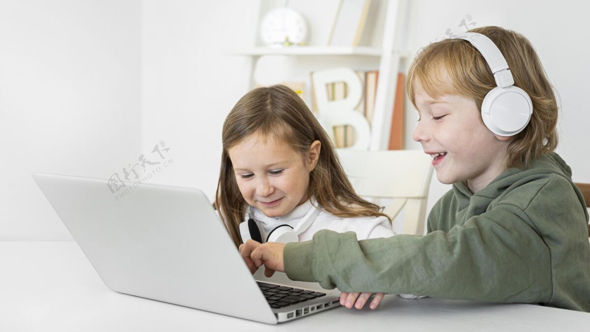 女孩女孩在家使用笔记本电脑耳机孩子房子