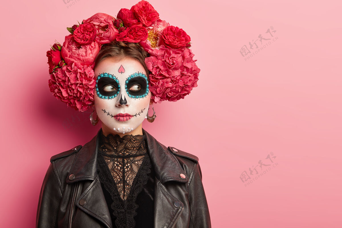 万圣节带着骷髅妆的可怕女人 为墨西哥的死亡日做准备墨西哥女人死亡