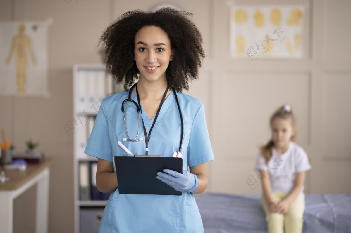 疫苗医生在小女病人旁边的正面照片疾病医院病毒