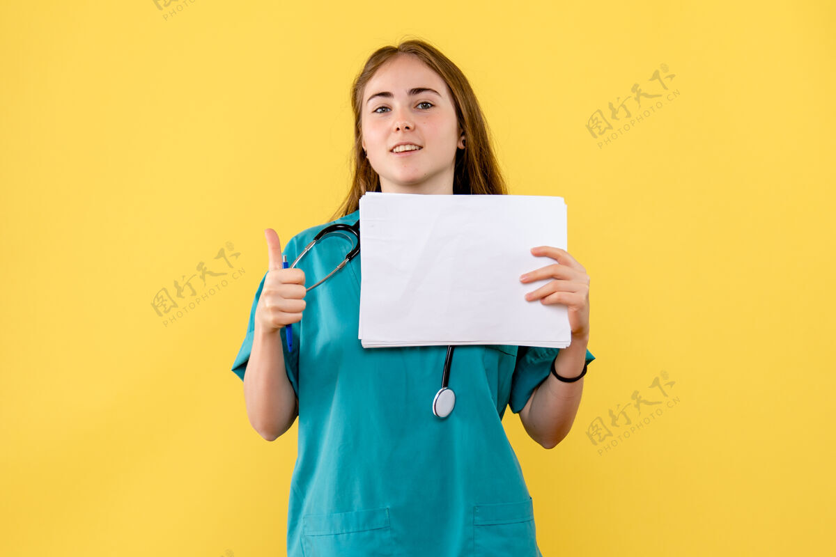 随意前视图女医生用黄色背景上的文档护理医院健康护士女士人