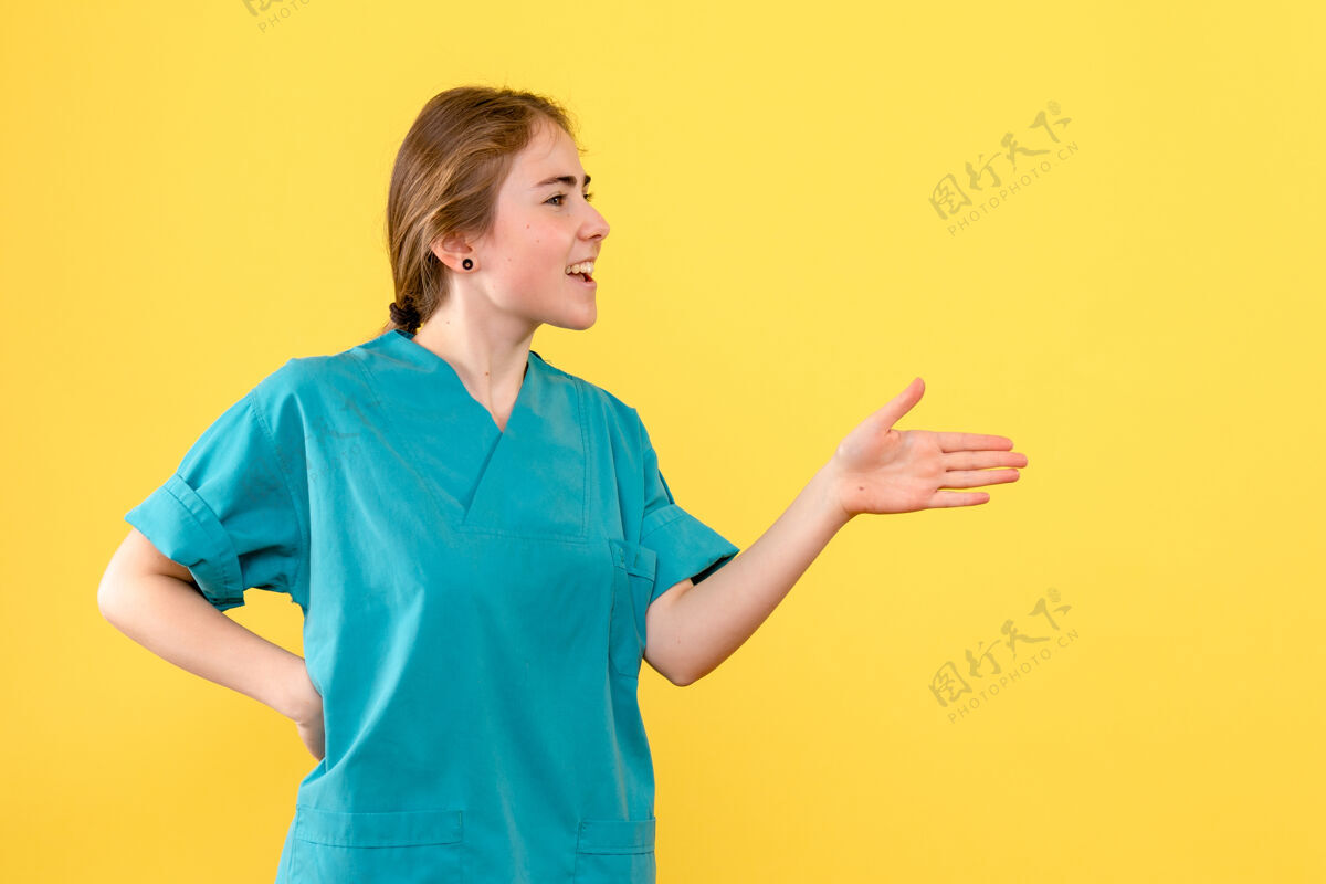 医院正面图女医生在和别人说话黄色背景卫生院彩色病毒女医生微笑肖像