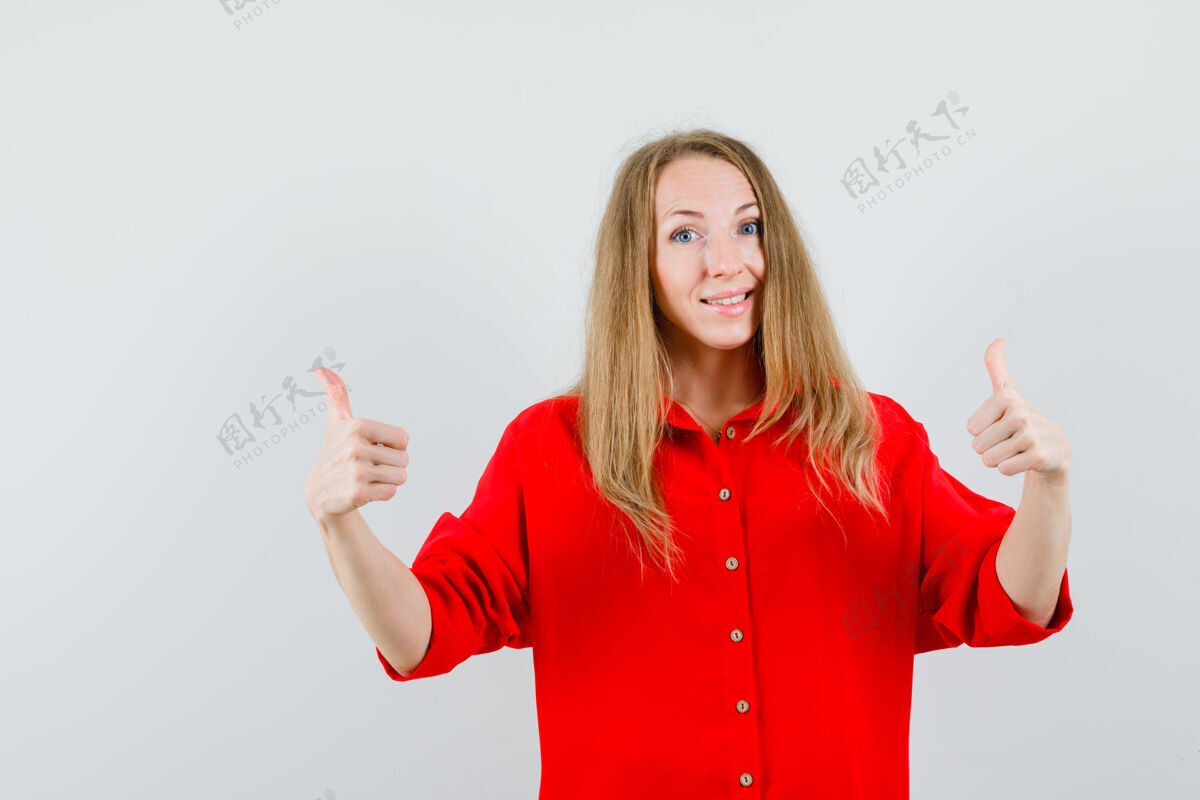 双人穿红衬衫的金发女人竖起大拇指 看上去很高兴衬衫健康秀