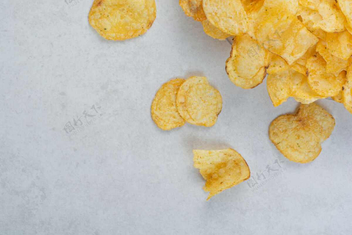 盐白色背景上美味的松脆薯片高品质照片薯条吃的黄的