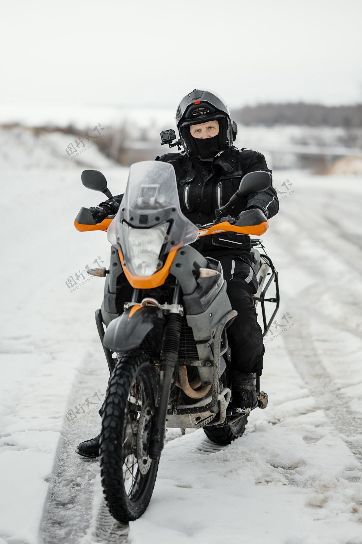 摩托车手冬天骑摩托车的男人摩托车手骑头盔