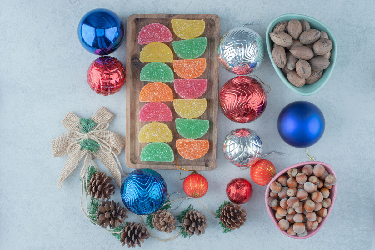 糖果一个装满圣诞球和松果的木板高质量的照片美味坚果好吃