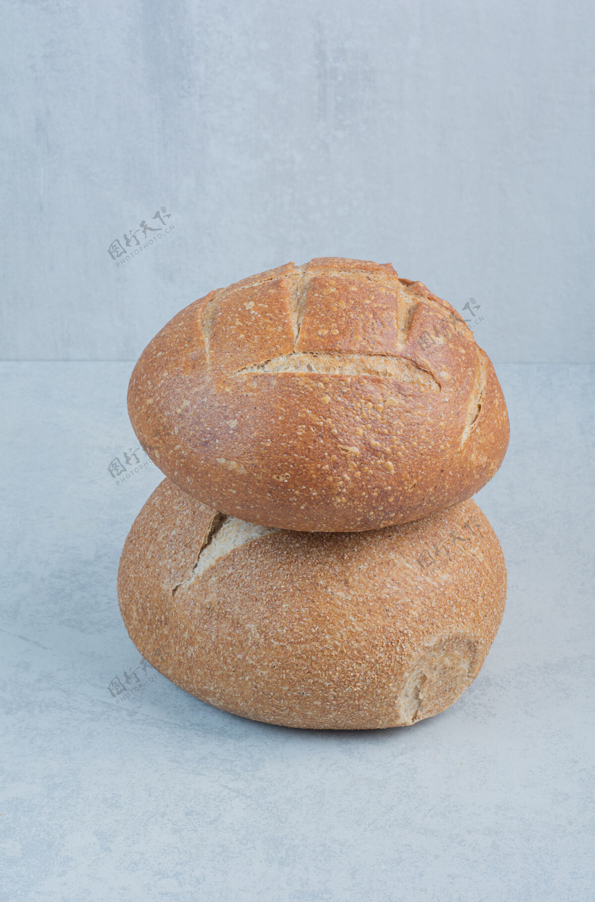 芝麻美味的黑麦面包大理石背景高品质的照片美味面包种子