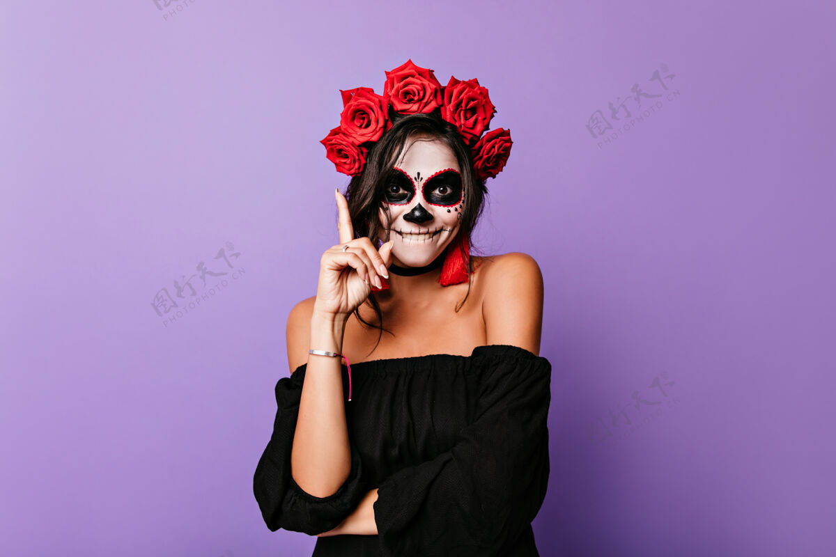 庆典迷人的女人 带着玫瑰 黑色头发 等待着万圣节派对快乐的拉丁女模特 脸上画着吸血鬼的微笑玫瑰拉丁语恐怖