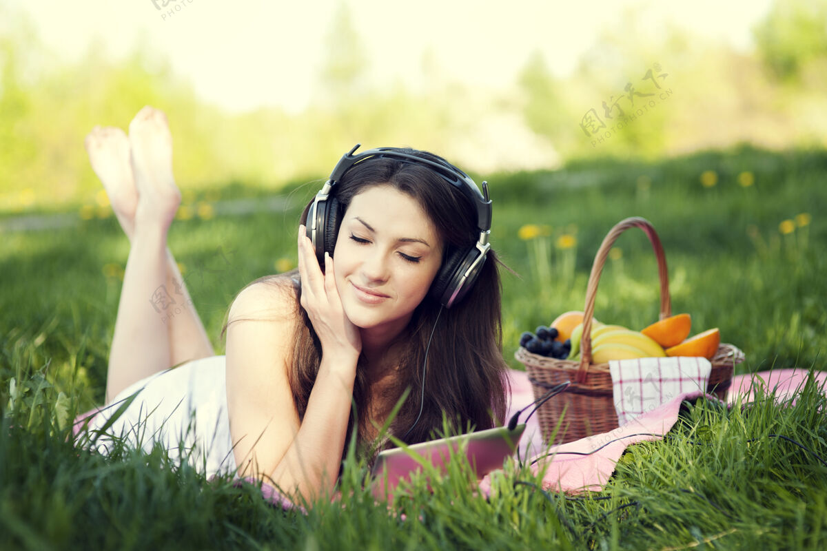 音乐听音乐的年轻女子前视图躺着互联网
