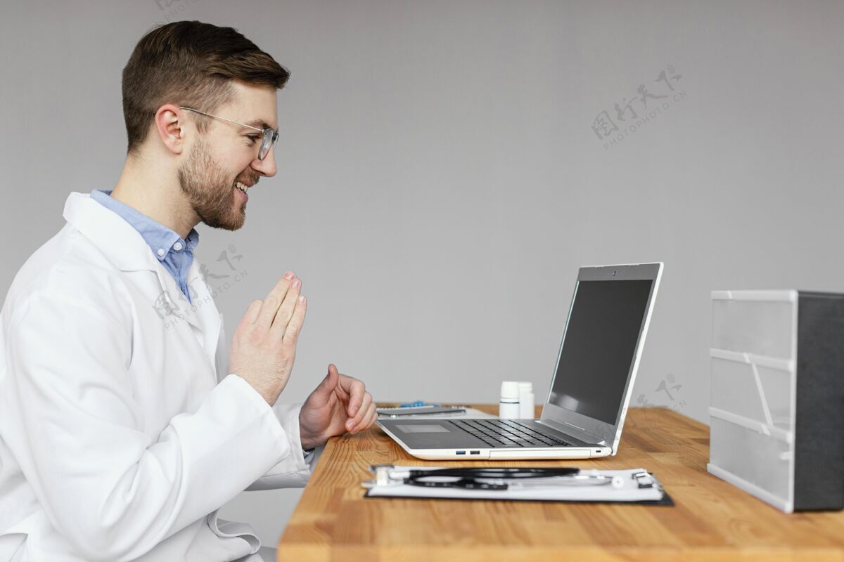 健康中枪笑脸医生工作虚拟笔记本电脑医疗专业人士