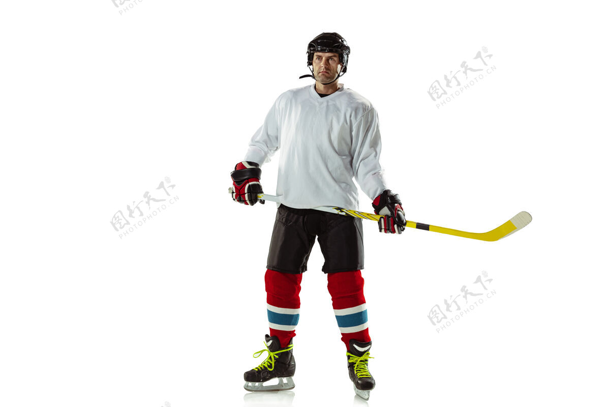 设备冠军冰球场和白墙上的年轻男子冰球运动员运动员穿着装备和头盔练习运动的概念 健康的生活方式 运动 运动 动作强壮快速团队合作