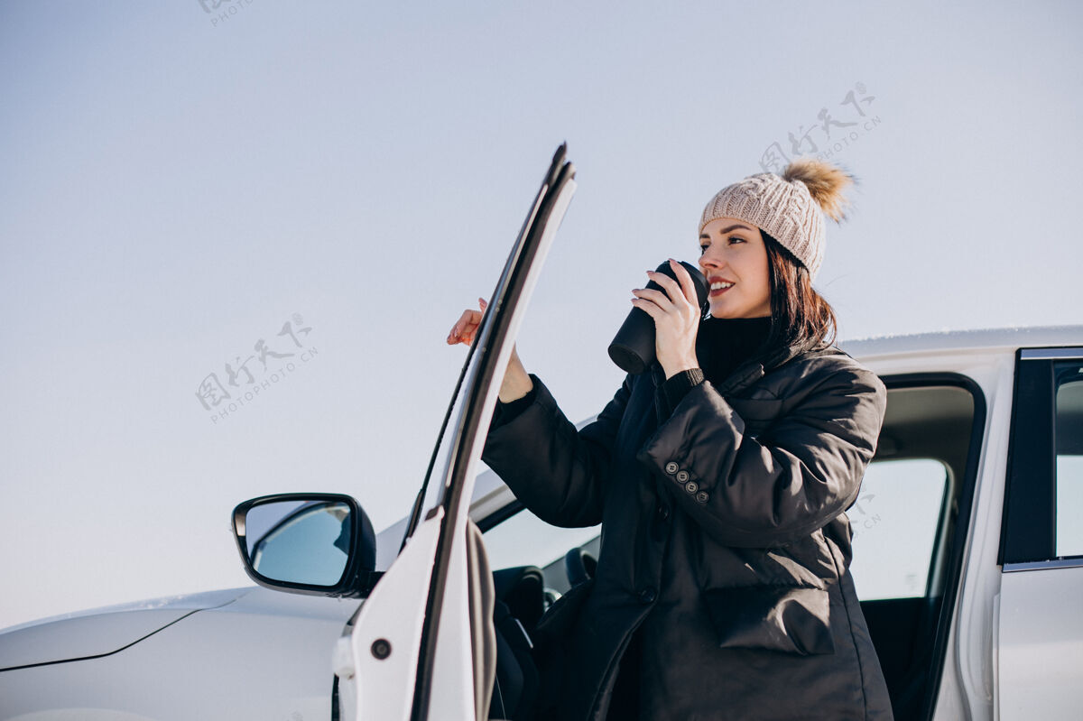 夹克坐在车里喝咖啡的女人衣服温暖漂亮