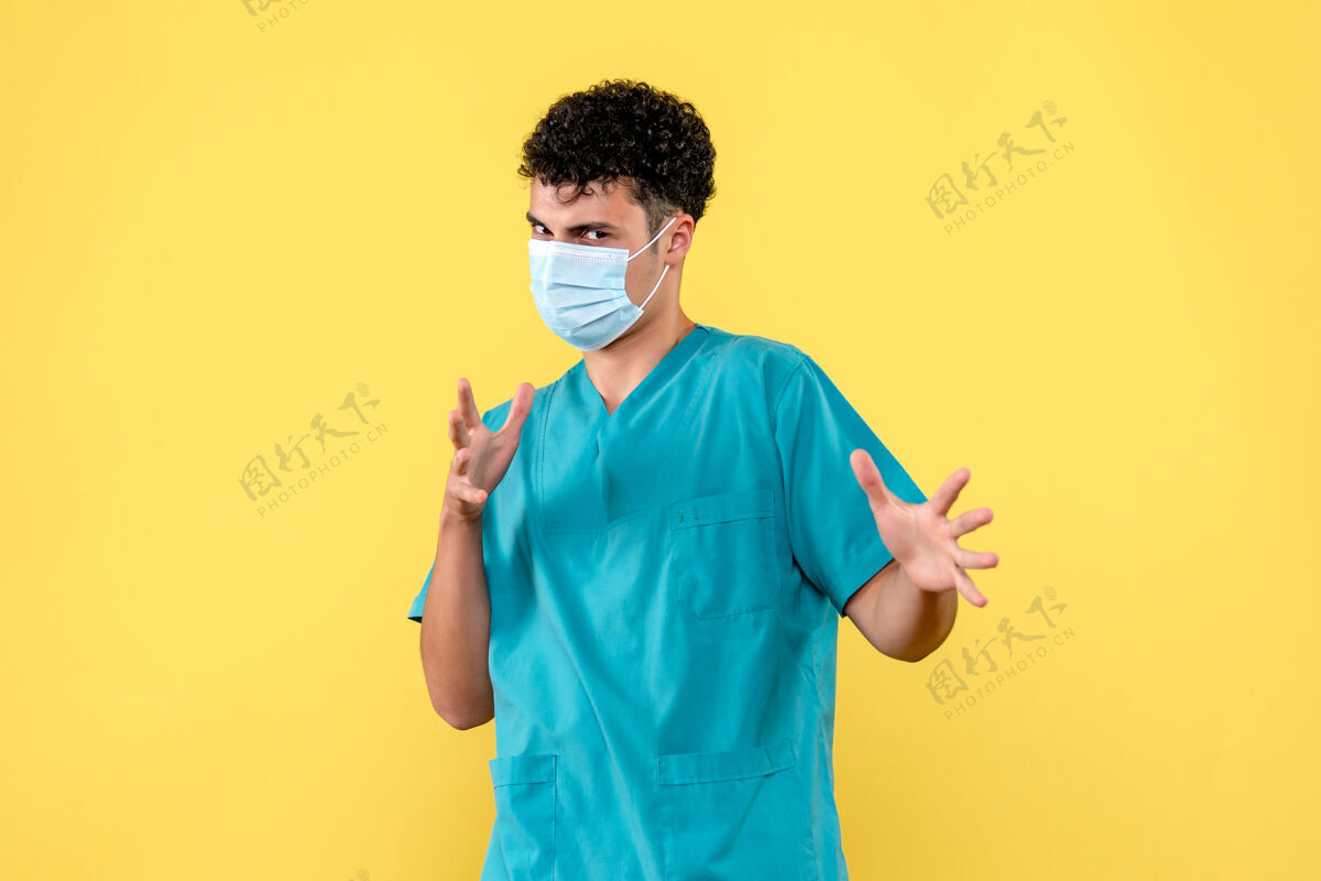 男性前视图医生戴着口罩的医生很生气 因为有人不洗手微笑手成人
