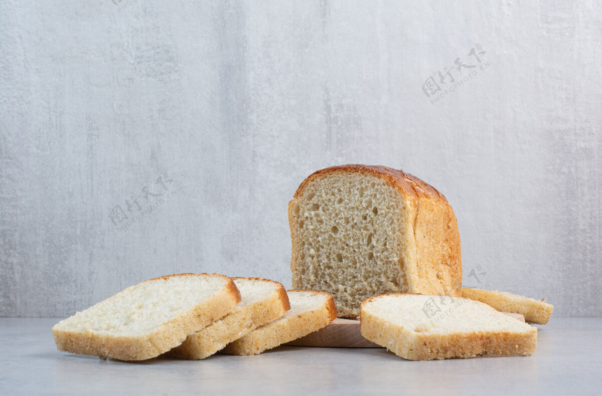 小麦新鲜面包片大理石背景高品质的照片食用新鲜切片