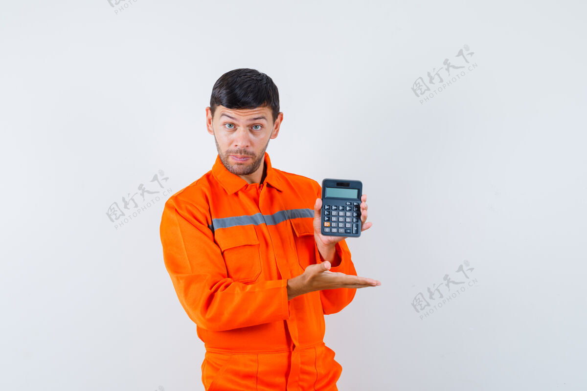 钢铁穿着制服的工业工人展示计算器 看起来很自信 正面视图焊接制服操作