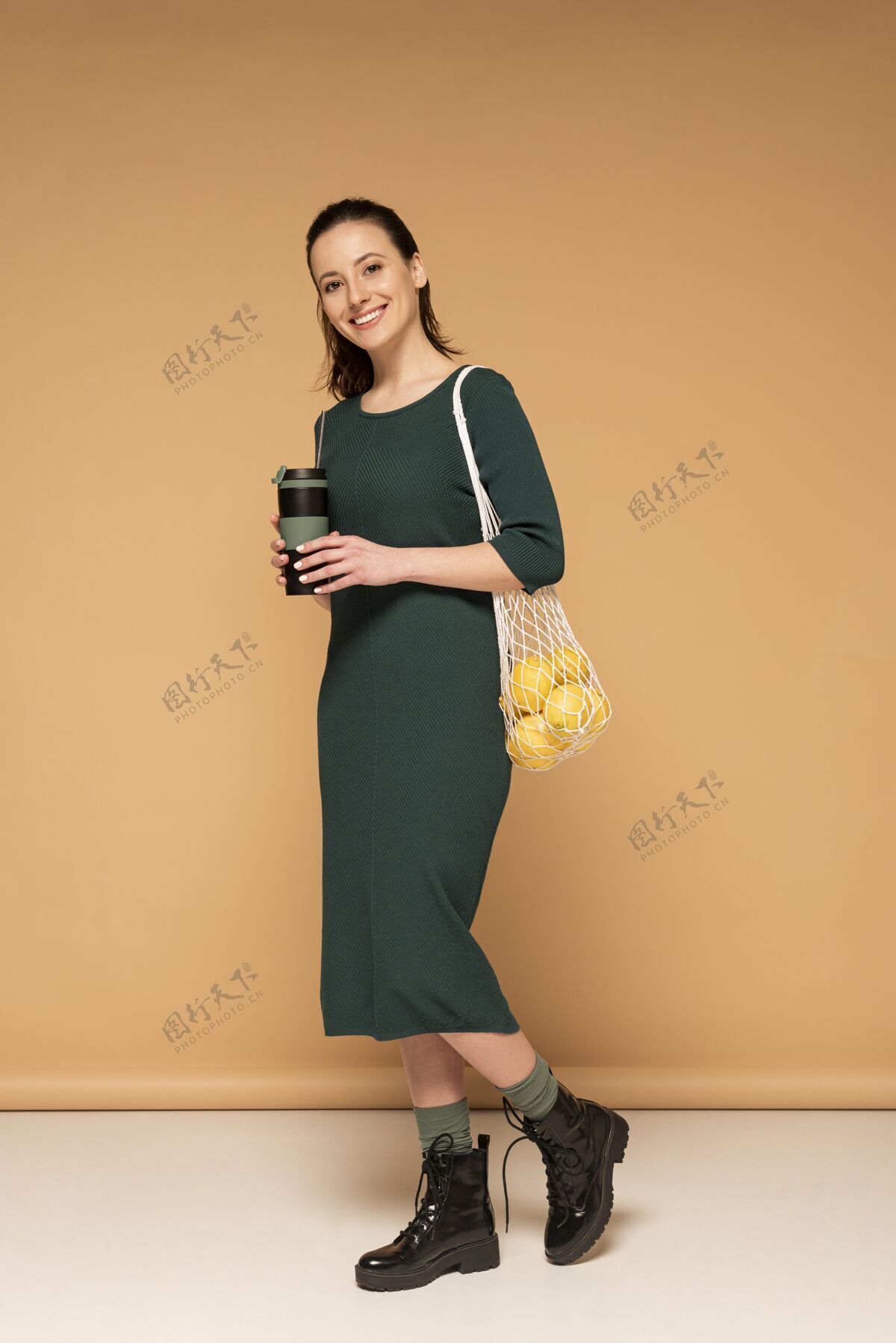 女性一个穿着休闲服的女人拎着可重复使用的海龟包环保茶回收