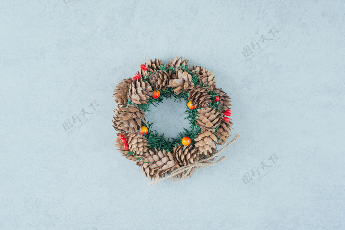 圣诞松果一个圣诞花环从松果在大理石背景高品质的照片树圣诞花环松树