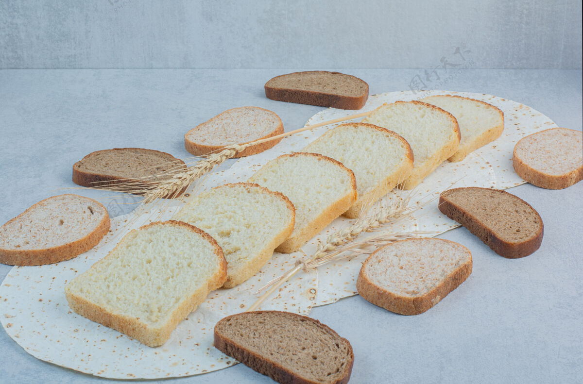 烘焙切片小麦和黑麦面包与拉瓦什大理石背景高品质的照片扁面包谷类切片