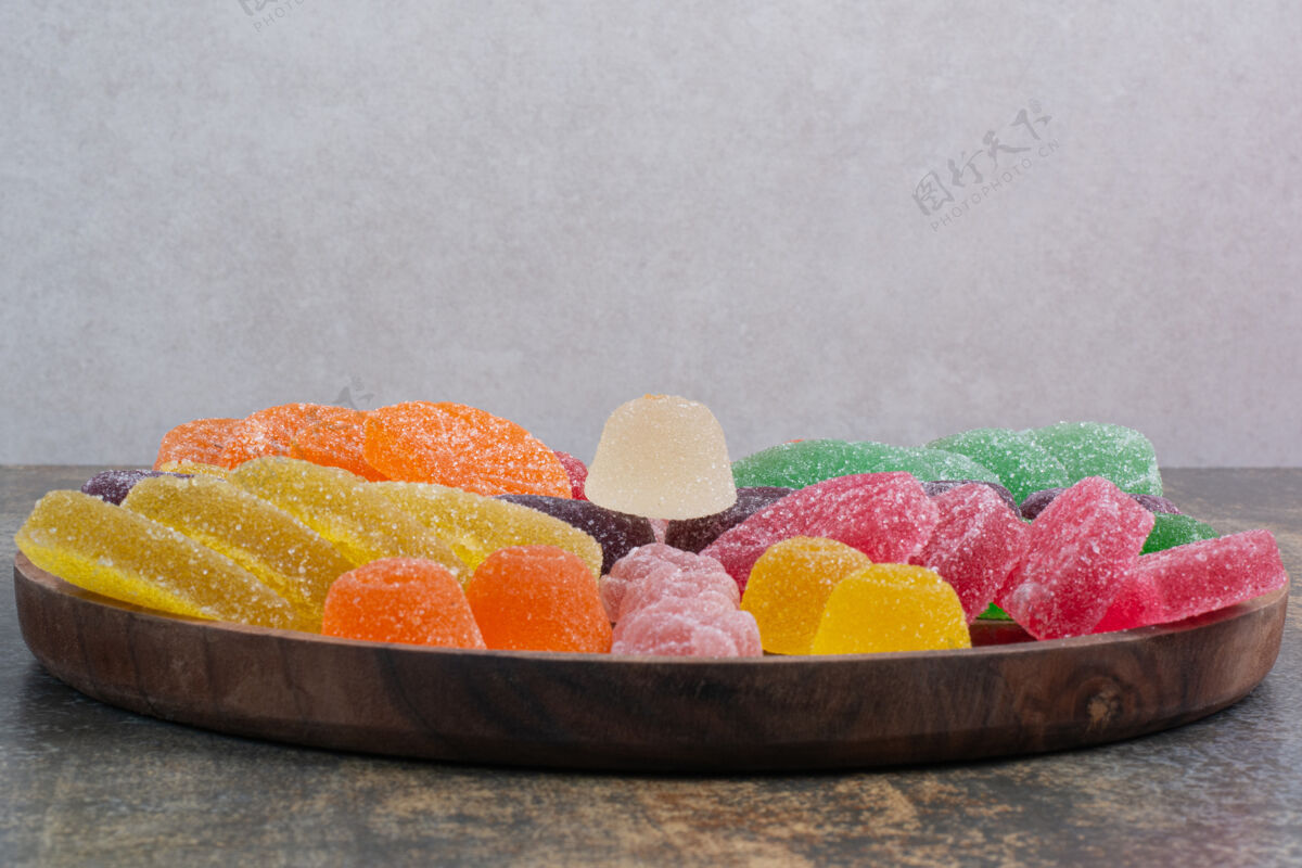 果冻甜美的彩色果冻糖在木制盘子上高品质的照片果酱糖果盘子