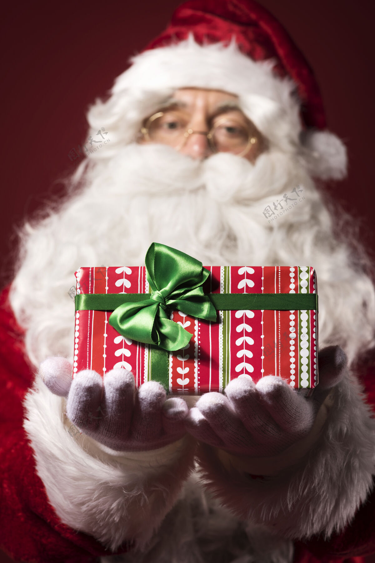 平安夜圣诞老人带着礼品盒传统看镜头姿势