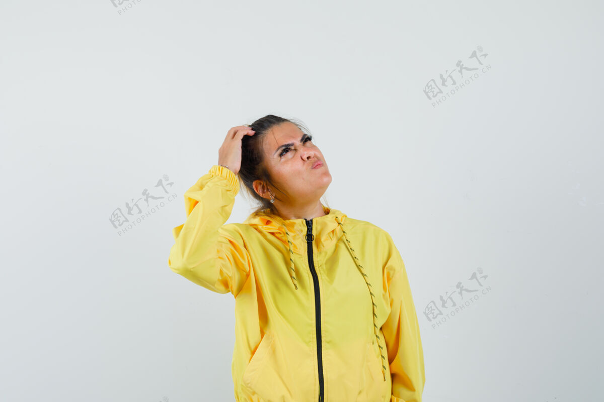 成人穿着运动服的女性抬起头来 一边挠头 一边沉思着 前视图套装爆发年轻