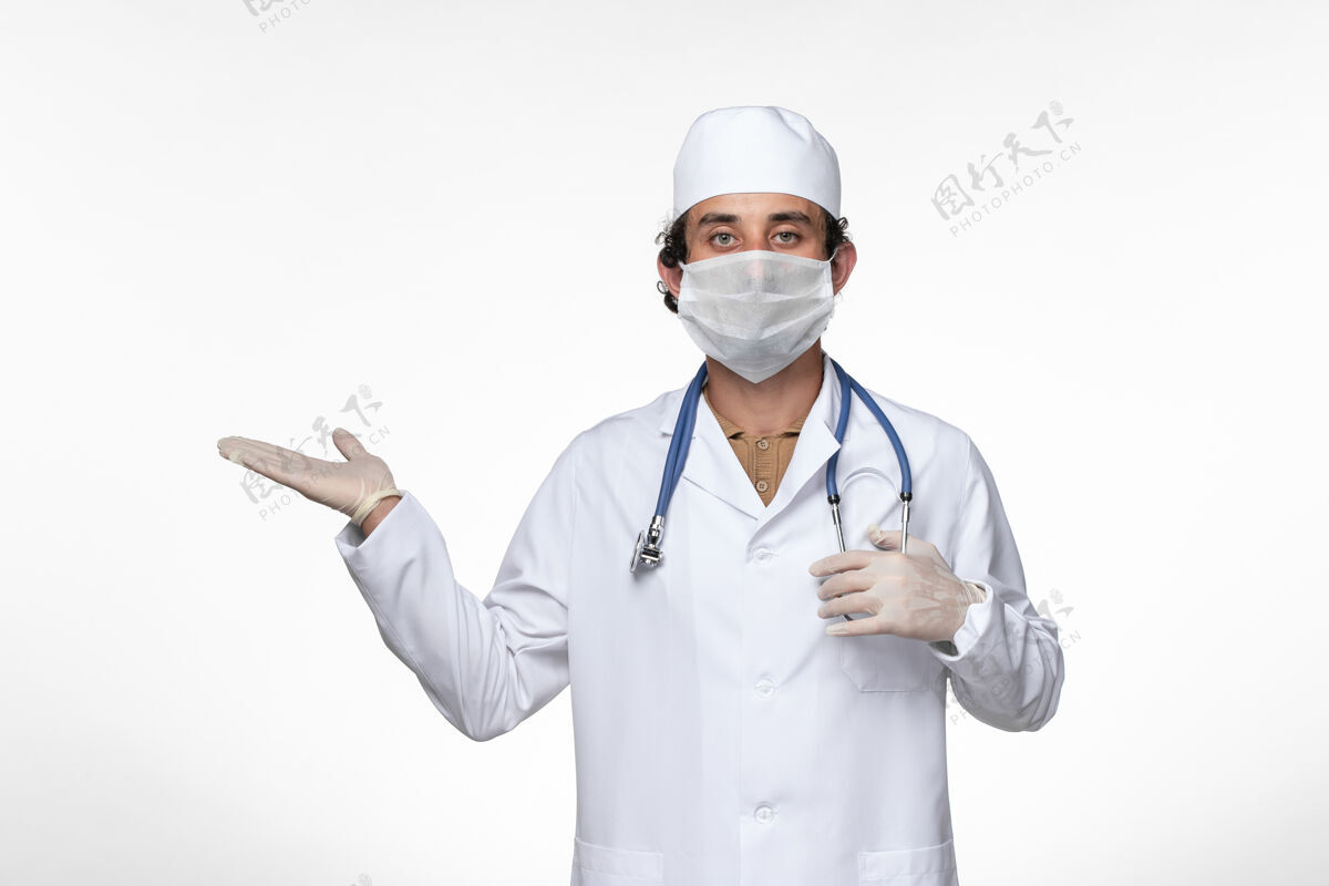 防护正面图：男医生 穿着医疗服 戴着口罩 以防白墙病毒病 健康 病毒大流行正面穿戴冠状病毒预防