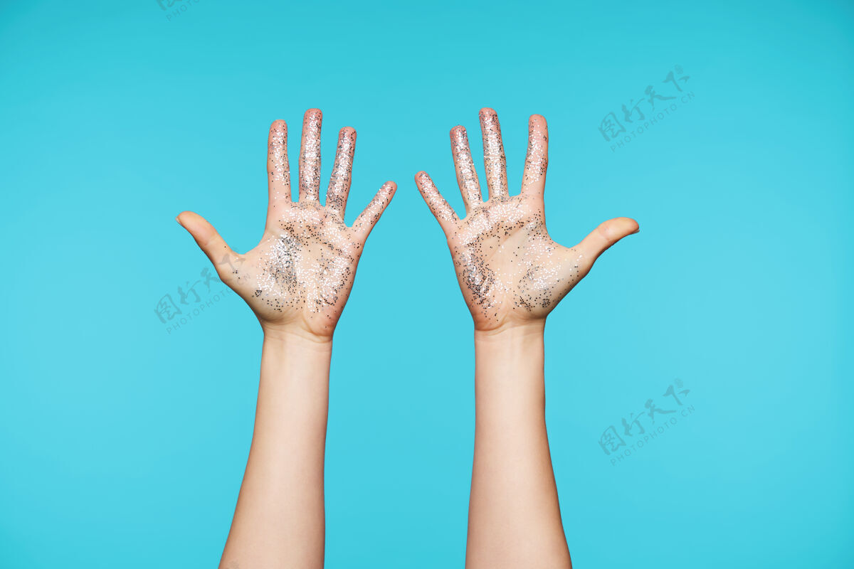 闪光手上的银色闪光保持所有手指分开 同时显示手掌特写闪光美丽手指