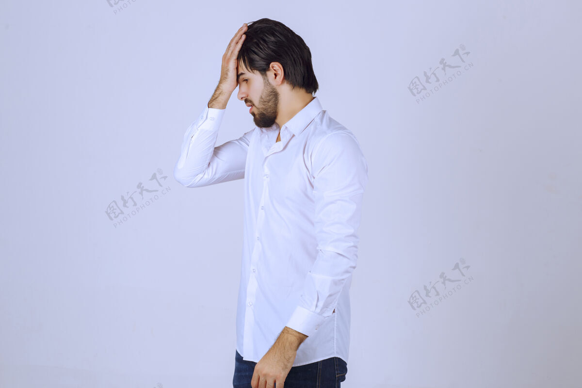 工人一个穿白衬衫的男人脸上蒙着一层布 他很伤心 头痛无聊疾病生病