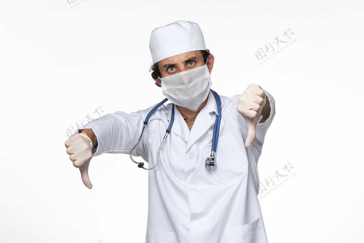 医疗正面图：男医生穿着医疗服 戴着无菌口罩 以防白墙病毒病的传播冠状病毒专业药品