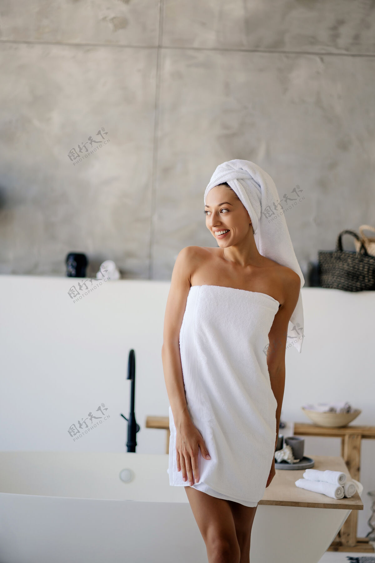 健康白毛巾女模特女人 美丽和卫生的概念浴室姿势卫生
