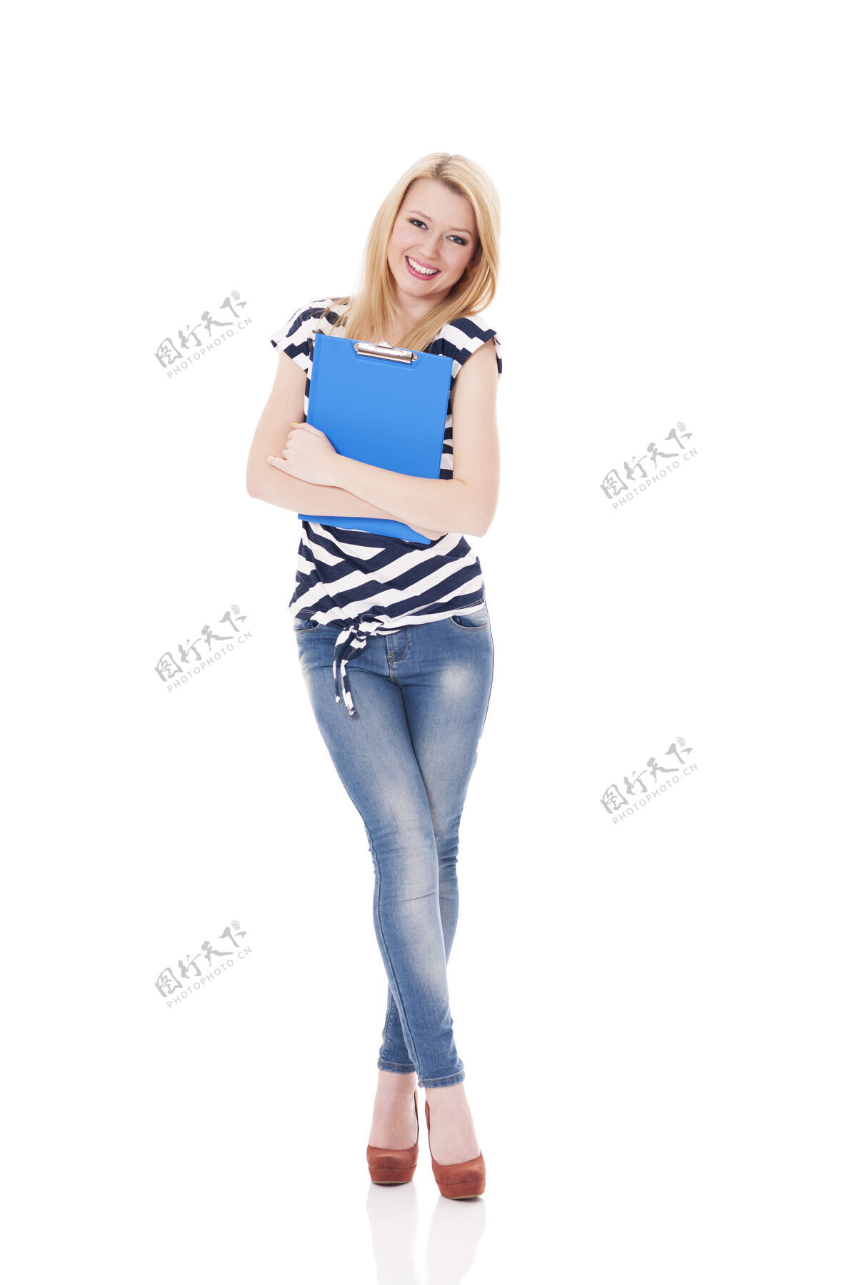 工作微笑的女人拿着剪贴板牛仔裤白色背景保持